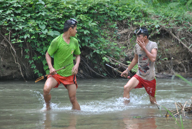 Laos Menschen Fischen, Harpune, Nong Khiaw, , Taucherbrille