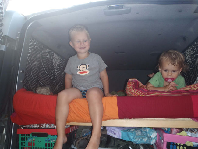 Opel Vivaro, Umbau, Kinder im Bett, Schnuller, Urlaub, Camping, Campingbus