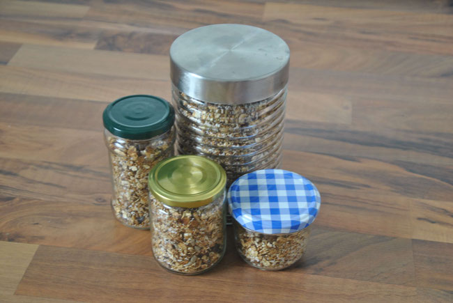 Knuspermüsli, Granola, Crunchy Müsli, Haferflocken, Sonnenblumenkerne, gepoppter Amaranth, Leinsamen, Sesam, Rosinen, Kokosraspeln, Kokosöl, Honig