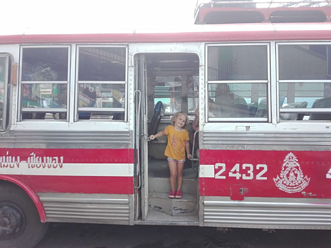 roter Bus Chiang Rai Chiang Khong, Slowboat, Thailand, Laos, Luang Prabang, Mekong, Kind, Familienreiseblog