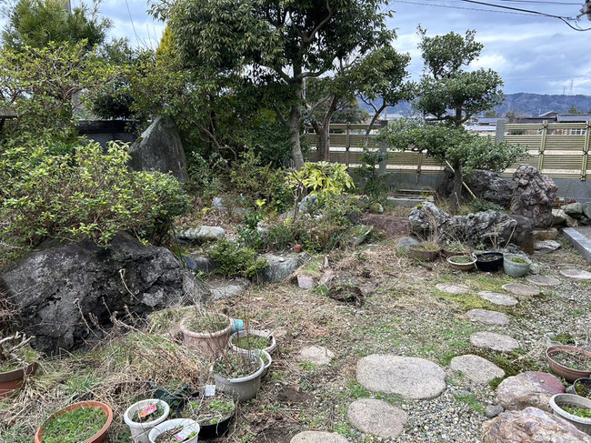 灯籠の撤去作業：七尾市＆羽咋市　地震による灯籠の倒壊 七尾市/リフォーム/リフォーム会社/リフォーム工事/住宅/住宅修理/修繕/修理/建築/建設/土木/土木工事/屋根/瓦/壁/地震/能登半島地震/緊急修理/災害/被害/灯籠/灯籠倒壊/撤去/撤去作業/危険/安心安全/軽量化/耐震対策