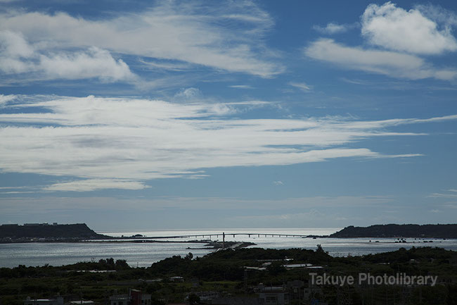 海中道路と浜比嘉大橋　沖縄の風景