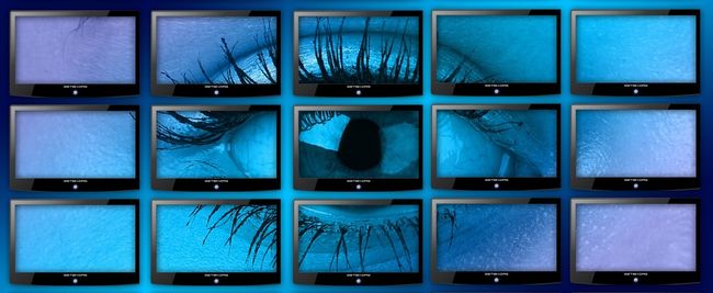 oeil qui surveille le monde internet pour la protection et l'information de l'entreprise