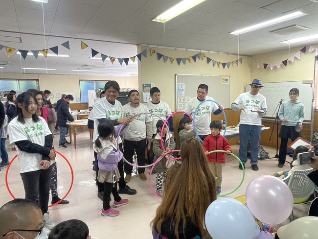 「浜辺の歌サンバ」フラフープの五輪マークを参加した小学生と一緒に掲げました。