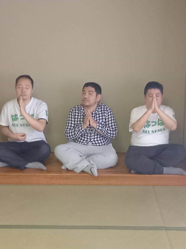 本番前、控え室で瞑想にふけるブッダ３名　悟りを得られた様子でした（笑）