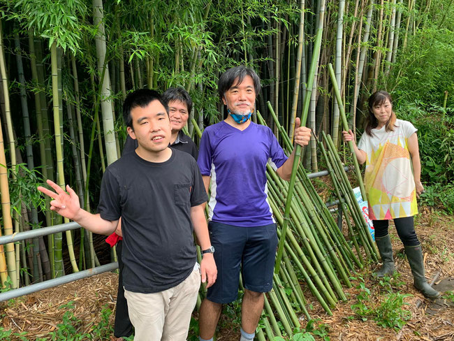 藤沢市菖蒲沢の竹林で真竹を伐り、ワークショップ用にいただいてきました。右端が「おとむすび」の平松さん