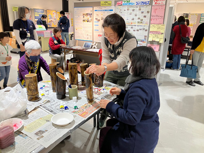 竹あかり描画ワークショップでは、藤沢支援学校小川朋子先生がお客様へのアドバイスを的確に行ってくださいました。