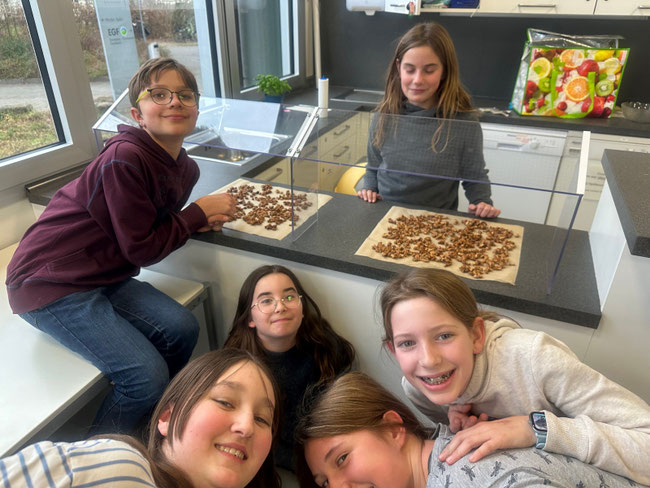 Weihnachtszeit 23: Zu unserer Weihnachtsfeier im Schulcafé kandieren wir mit weihnachtlichen Gewürzen Walnüsse, die wir zuvor im Herbst unter den Walnussbäumen im Schulgarten gesammelt und getrocknet hatten.