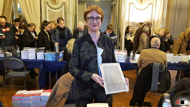 Simonetta Cerrini présente un fac-similé d'une bulle papale au salon Histoire de Lire à Versailles, le 24.11.2018.