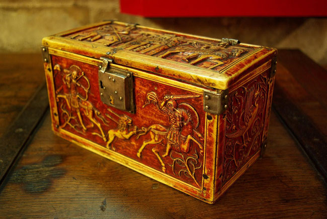 Coffret byzantin en ivoire pourpré - Trésor de la cathédrale de Troyes