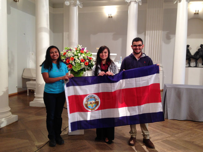 Profesora Gabriela Rangel, Alexandra Delgado y Mauricio Murillo en Auditorio de la Universidad de Tartu