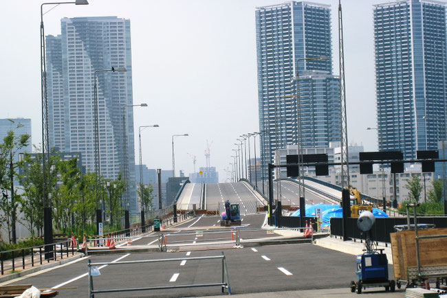 Toyosu Big Bridge, being open in December 2016, directly connected with Tsukiji Market via Harumi Island.