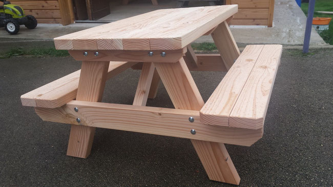 Table picnic enfant 180€ l'ensemble