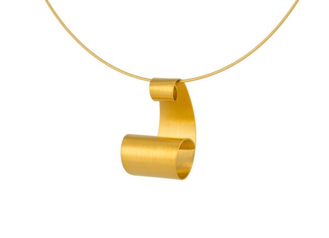 Der wunderbar leichte, geschwungene Anhänger ONDINE ist außergewöhnlich und stilvoll, gleichzeitig angenehm dezent. Das goldplattierte Silber reflektiert seidig glänzend das Licht. Durch die Windung entsteht ein raffiniertes Spiel aus Licht und Schatten