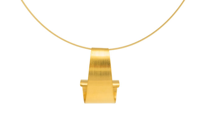 Der wunderbar leichte, geschwungene Anhänger ONDINE ist außergewöhnlich und stilvoll, gleichzeitig angenehm dezent. Das goldplattierte Silber reflektiert seidig glänzend das Licht. Durch die Windung entsteht ein raffiniertes Spiel aus Licht und Schatten