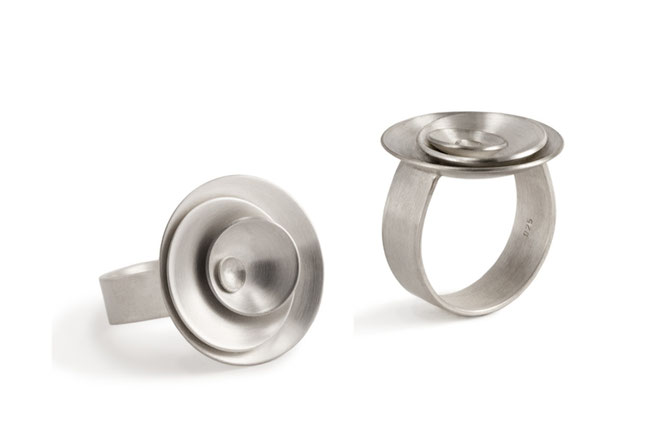Der Fingerschmuck ORBIT aus Silber ist aufregend schön und zeitlos stilvoll. Seine Gestalt erinnert an eine Blüte. Ob in Jeans, Sommerkleid, Businesslook oder Abendgarderobe - ORBIT lässt Sie stilvoll, attraktiv und selbstsicher auftreten.