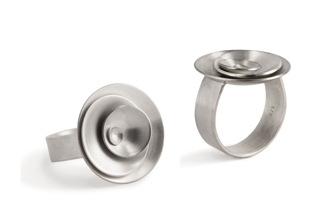 Der Fingerschmuck ORBIT aus Silber ist aufregend schön und zeitlos stilvoll. Seine Gestalt erinnert an eine Blüte. Ob in Jeans, Sommerkleid, Businesslook oder Abendgarderobe - ORBIT lässt Sie stilvoll, attraktiv und selbstsicher auftreten.