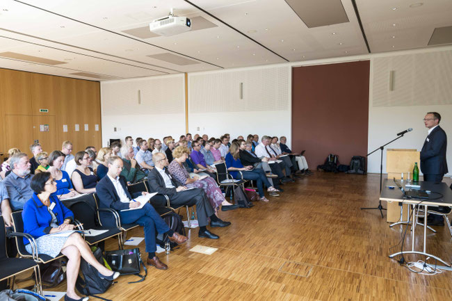 OKR Dr. Konrad Merzyn begrüßt die Delegierten (Foto: Karl-Günter Balzer)