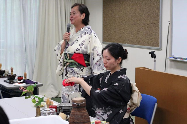茶道体験。今回、日本の文化を体験し海外に伝えるためのプログラムとして茶道の講義(日本語、英語とも)と体験を行いました。写真は、茶会前に茶道の先生がレクチャーしている様子。