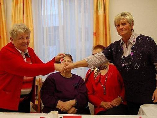 Brunhilde Münch (links) feierte kürzlich ihren 75. Geburtstag. Dafür erhielt sie von Hannelore Buchholz ein Schokoladenherz.