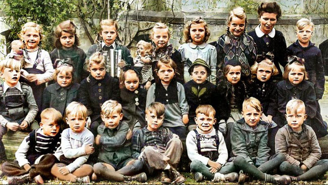 Gunsleber Kindergartenkinder, Jahrgang 1942-45 mit Tante Marlene (Stähr)