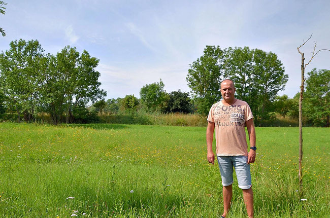 Rüdiger Buchholz hat jahrelang für den Spielplatz gekämpft. Nun steht er auf einer Wiese seines Heimatortes, wo die Spielgeräte errichtet werden können. Foto: Yvonne Heyer