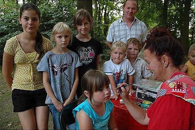 Fürs Kinderschminken und mit der Hüpfburg war Katharina aus Förderstedt (rechts) zu Gast. Hier schminkt sie die kleine Laura Bock.