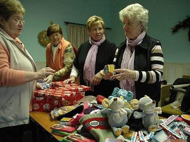 Die Landfrauen in Gunsleben stellen Pakete für drei Jungen und drei Mädchen zusammen: Heidemarie Roloff (von links), Margarete Wartmann, Gerda Thormeyer und Irmgard Heine.