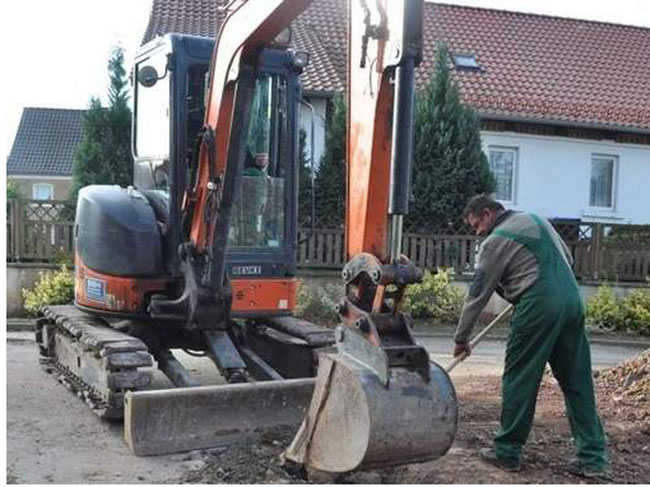 Baggerführer Jürgen Meyer und sein Kollege Jörn Ebing haben gestern in der Straße Papenberg die Schachtarbeiten für einen Abwasser-Verbindungskanal erledigt.