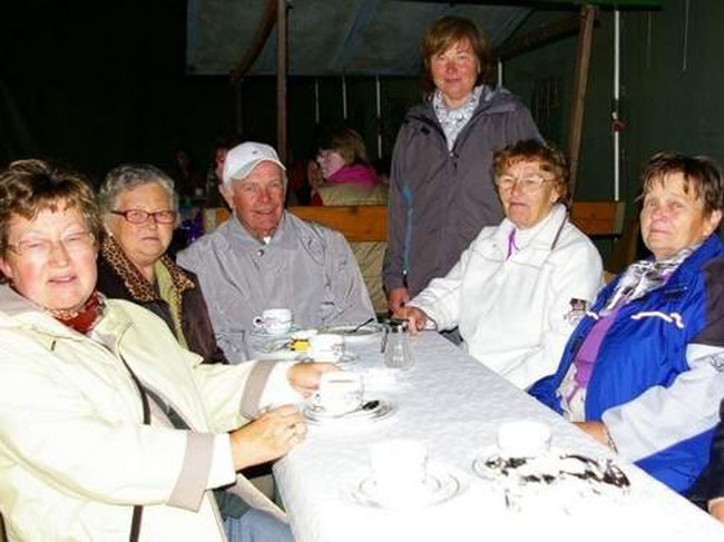 Trotz des undichten Zeltdaches, saßen die Gäste beim Gunsleber Sommerfest gemütlich beisammen. 