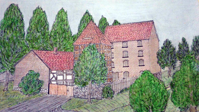 Die ehemalige Wassermühle: erste schriftl. Erwähnung 1615, Stilllegung 1925. Links Wohnhaus und Stallung (verdeckt), in der Mitte der Taubenturm und rechts das Mühlenhaus mit zwei Mahlgängen für Getreide und einer Rossmühle zur Ölgewinnung aus Flachs.