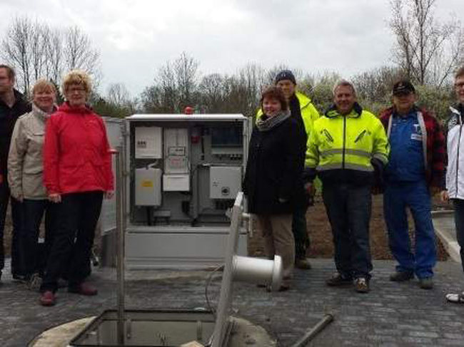 Vertreter des Trink- und Abwasserverbandes Börde, der Verwaltungsgemeinschaft Westliche Börde und der Gemeinde Am Großen Bruch sowie der Hornhäuser Baufirma haben froh gelaunt die Pumpstation in der Straße Zickzack in Betrieb genommen.