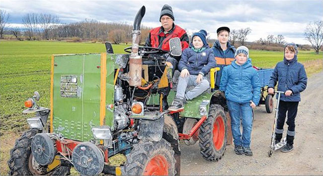 Erster Zwischenstopp an der Sandkuhle, allen voran Otto Libor mit seinem Traktor und jeder Menge Getränke im Hänger. Zusammen mit ihm sind auch schon erste Teilnehmer allesamt Kinder angekommen.