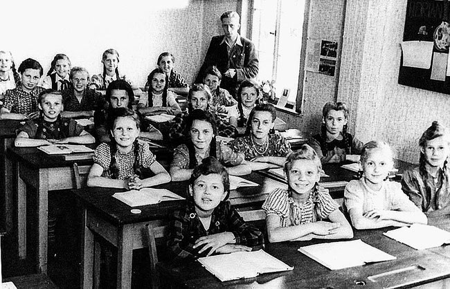 Gunsleber Schülerinnen, Jahrgang 1939 (?) mit Lehrer ??