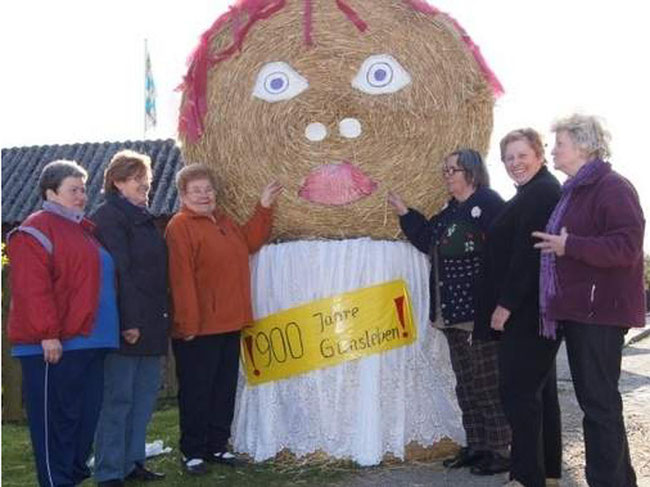 Die Landfrauen (v.l.) Petra Behringer, Margarethe Wartmann, Heidemarie Roloff, Gisela Behrens, Gerda Thormeyer und Irmgard Heine gestalteten an den Zufahrten nach Gunsleben drei Strohpuppen.