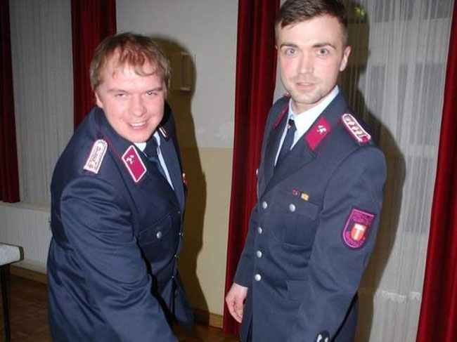Mathias Langer (links) und Andy Zappe bei der geheimen Wahl des Ortswehrleiters. 