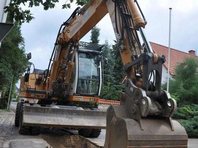 Volker Stradtmann vom beauftragten Baubetrieb hat gestern mit seinem Bagger in der Unteren Bergstraße mit den Schachtarbeiten begonnen.