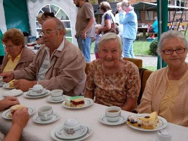 Gemütliches Beisammensein am Seniorentisch: Heidi Roloff (von links), Klaus Roloff, Ruth Keske und Gerda Kriesel.