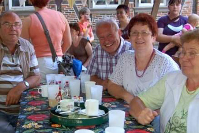 Bei bestem Sommerwetter und gemütlicher Stimmung besuchten auch diese Gunsleber das Sommerfest: Klaus Roloff (von links), Werner Schmidtke, Monika Schmidtke und Heidi Roloff.