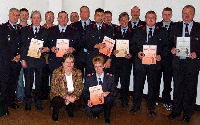 Unter Wehrleiter Ralf Pfeifer † (5.v.re.) wurde die Gunsleber Freiwillige Feuerwehr am Vorabend des 1. Mai 2007 ausgezeichnet.