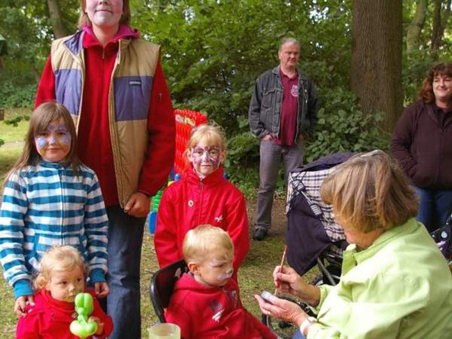 Großer Andrang herrschte an der Schminkstation für Kinder. Rita Forner vom Animationsteam aus Förderstedt brachte viele Schminkideen mit.