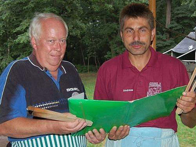 Die beiden Chefköche Lutz Tondera (links) und Andreas Kasper studieren ihre persönlichen Kochrezepte. 
