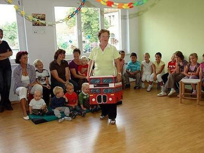 Fröhliches Auf Wiedersehen: Doris Schaper geht im roten Reisebus auf große Entdeckungstour einmal rund um die Welt.Fotos: Angelika Höde