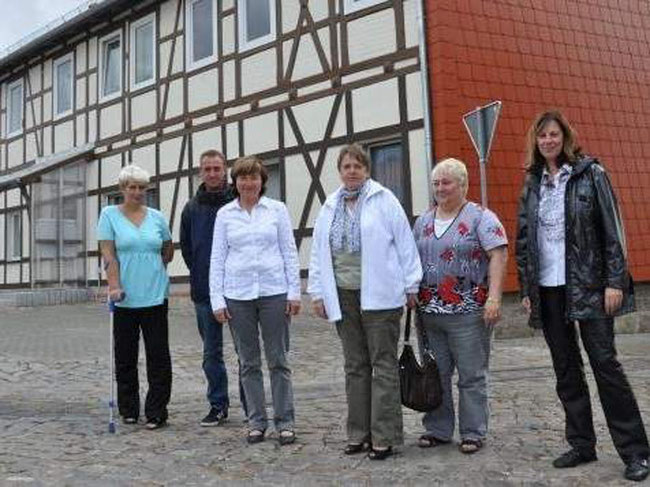 Zufriedene Gesichter bei der Übergabe des Gunsleber Dorfgemeinschaftshauses: Bewohnerin Inge Pfaff (von links), Steffen Behrens (Baubetrieb), Bürgermeisterin Eva Stroka, Kämmerin Jutta Oberhack, Kerstin Bergner (Bauamt) und Planerin Elke Weinrich.