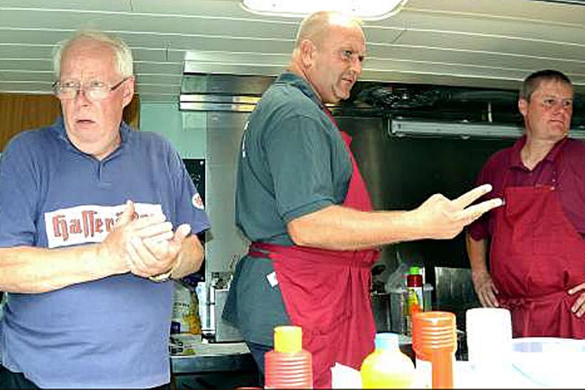 Mit dem „Küchentrio“ Lutz Tondera, Rüdiger Buchholz und Andreas Gäbel (von links) war die Versorgung der Festgäste gesichert. 