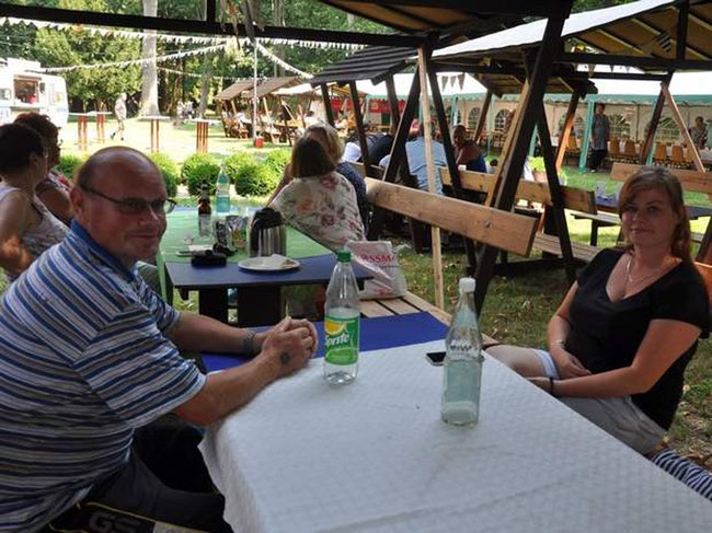 Auch zwischen den Veranstaltungen haben es sich die Gunsleber auf den Biergarten-Bänken gut gehen lassen. 