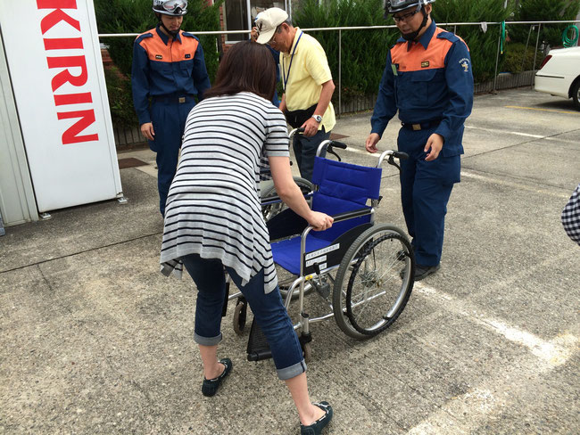避難誘導班、車椅子の扱い方を体験