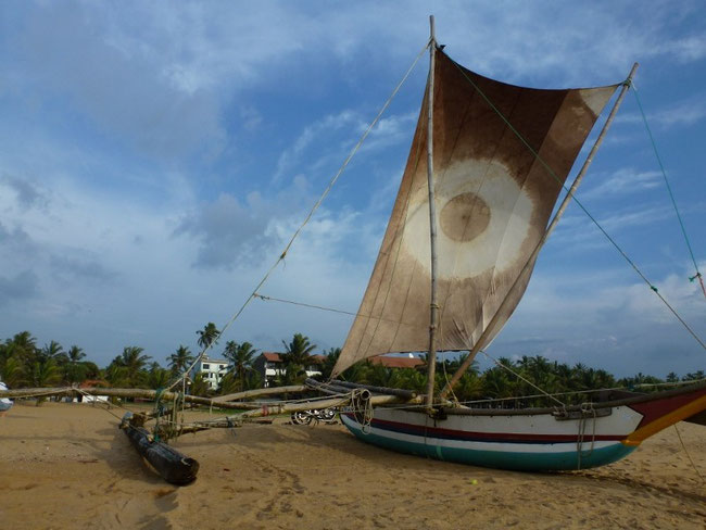 Bild: Fischerboot am Strand von Negombo