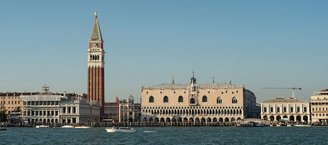 Bild: Blick auf den Markusplatz in Venedig von der Wasserseite aus.