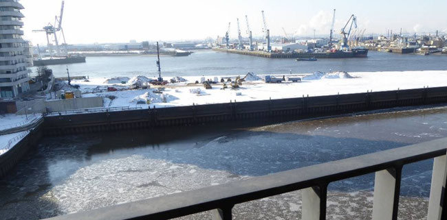 Bild: Blick vom Balkon auf die Elbe